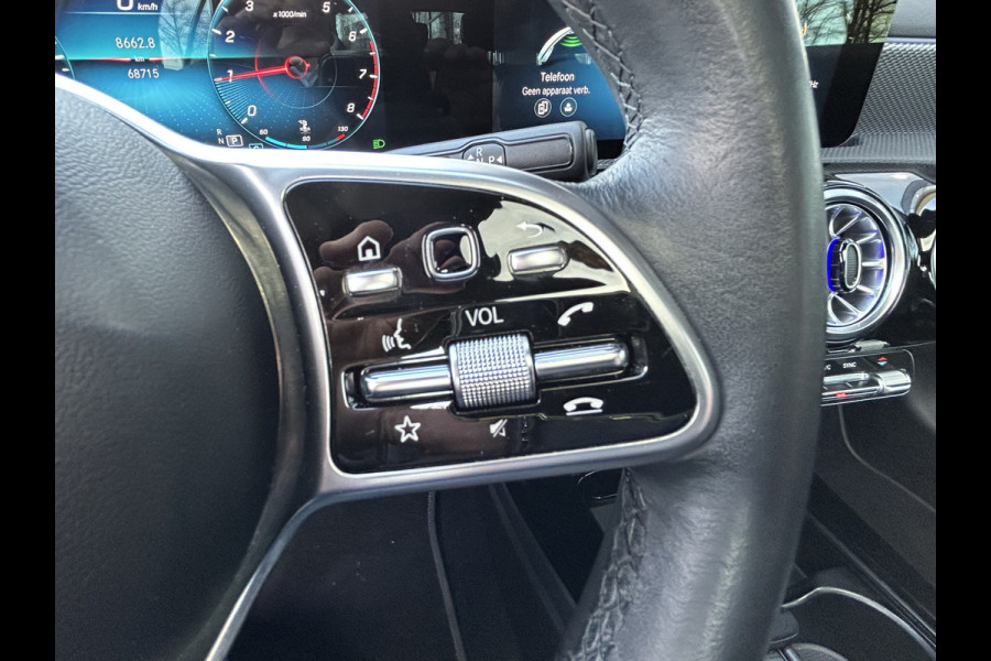 Mercedes-Benz A-Klasse 200 Luxury 164pk // Panoramadak // Carplay // Sfeerverlichting // MultiBeam LED // Keyless Entry // Camera // Advanced Audio