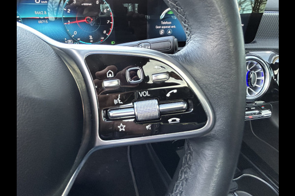 Mercedes-Benz A-Klasse 200 Luxury 164pk // Panoramadak // Carplay // Sfeerverlichting // MultiBeam LED // Keyless Entry // Camera // Advanced Audio