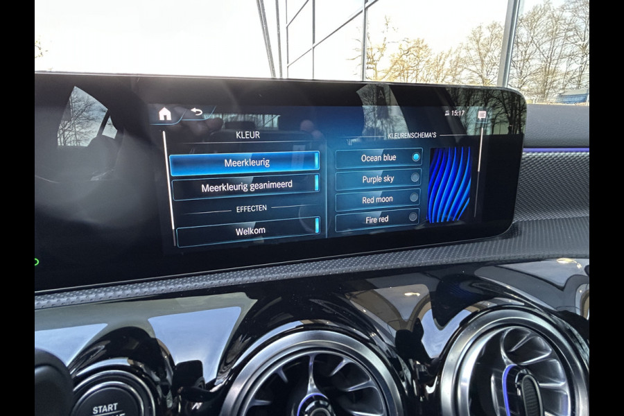 Mercedes-Benz A-Klasse 200 Luxury 164pk // Panoramadak // Carplay // Sfeerverlichting // MultiBeam LED // Keyless Entry // Camera // Advanced Audio