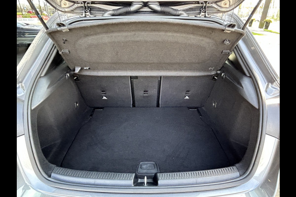 Mercedes-Benz A-Klasse 200 Luxury 164pk // Panoramadak // Carplay // Sfeerverlichting // MultiBeam LED // Keyless Entry // Camera // Advanced Audio