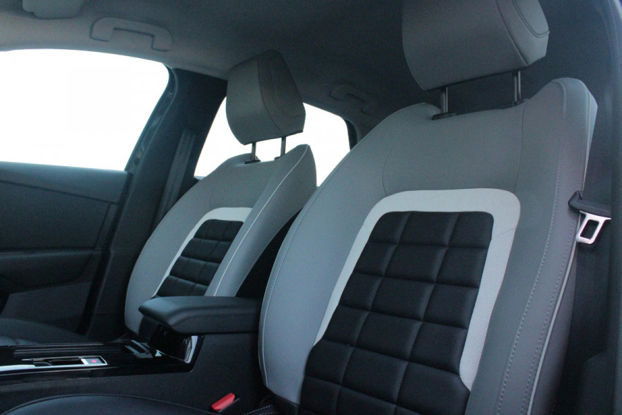 Citroën C4 C4 1.2 HYbrid 145PK MAX | HEAD UP DISPLAY | CAMERA VOOR + ACHTER | NAVIGATIE | DRAADLOZE TELEFOONLADER | FULL LED KOPLAMPEN | DRAADLOZE APPLE CARPLAY/ANDROID AUTO | 18" LICHTMETALEN VELGEN | ADAPTIVE CRUISE CONTROL | CLIMATE CONTROL | LEDEREN BEKLEDING | DAB+ RADIO | KEYLESS ENTRY/START |