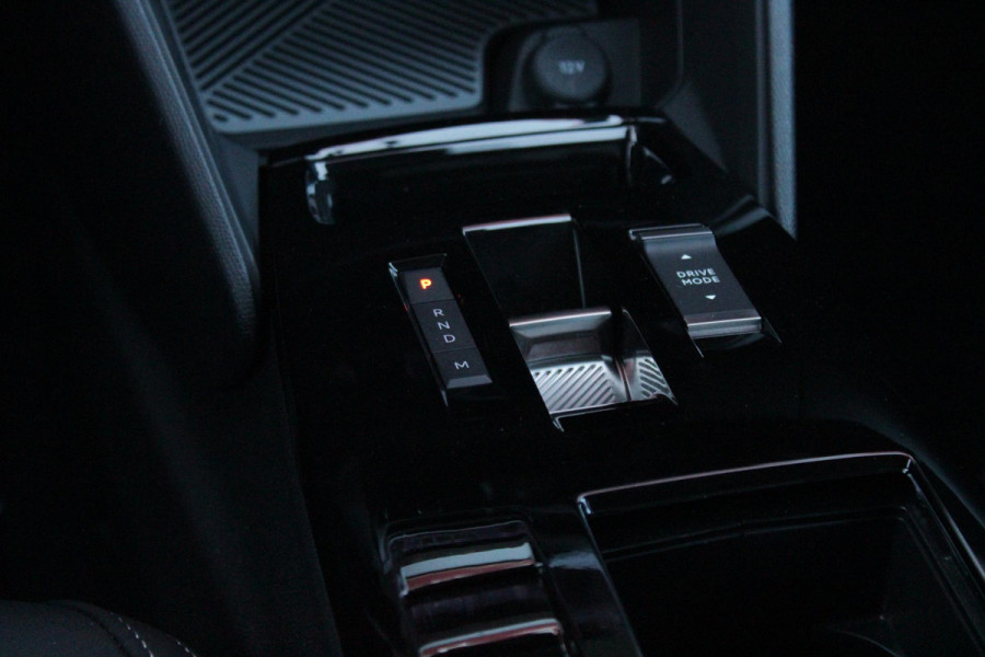 Citroën C4 C4 1.2 HYbrid 145PK MAX | HEAD UP DISPLAY | CAMERA VOOR + ACHTER | NAVIGATIE | DRAADLOZE TELEFOONLADER | FULL LED KOPLAMPEN | DRAADLOZE APPLE CARPLAY/ANDROID AUTO | 18" LICHTMETALEN VELGEN | ADAPTIVE CRUISE CONTROL | CLIMATE CONTROL | LEDEREN BEKLEDING | DAB+ RADIO | KEYLESS ENTRY/START |