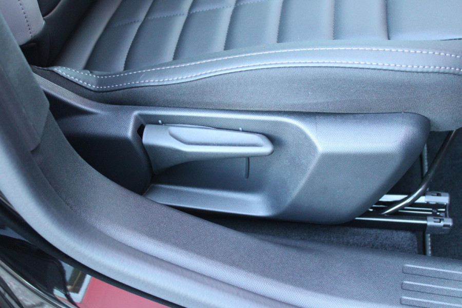 Citroën C4 C4 1.2 HYbrid 145PK MAX | HEAD UP DISPLAY | CAMERA VOOR + ACHTER | NAVIGATIE | DRAADLOZE TELEFOONLADER | FULL LED KOPLAMPEN | DRAADLOZE APPLE CARPLAY/ANDROID AUTO | 18" LICHTMETALEN VELGEN | ADAPTIVE CRUISE CONTROL | CLIMATE CONTROL | LEDEREN BEKLEDING | DAB+ RADIO | KEYLESS ENTRY/START |