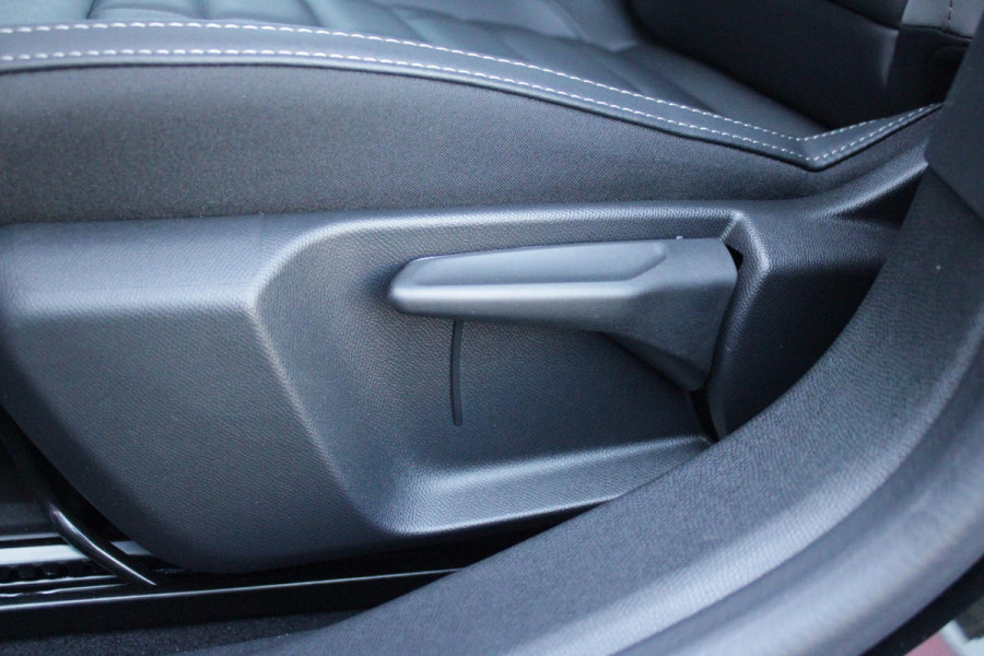 Citroën C4 C4 1.2 HYbrid 145PK MAX | HEAD UP DISPLAY | CAMERA VOOR + ACHTER | NAVIGATIE | DRAADLOZE TELEFOONLADER | FULL LED KOPLAMPEN | DRAADLOZE APPLE CARPLAY/ANDROID AUTO | 18" LICHTMETALEN VELGEN | ADAPTIVE CRUISE CONTROL | CLIMATE CONTROL | LEDEREN BEKLEDING | DAB+ RADIO | KEYLESS ENTRY/START |