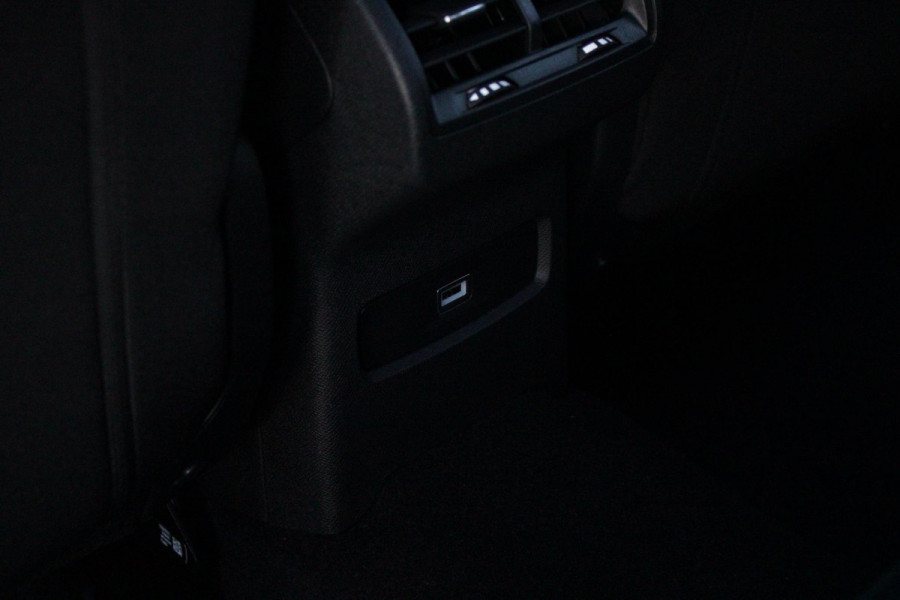 Citroën C4 C4 1.2 HYbrid 145PK MAX | HEAD UP DISPLAY | CAMERA VOOR + ACHTER | NAVIGATIE | DRAADLOZE TELEFOONLADER | FULL LED KOPLAMPEN | DRAADLOZE APPLE CARPLAY/ANDROID AUTO | 18" LICHTMETALEN VELGEN | ADAPTIVE CRUISE CONTROL | CLIMATE CONTROL | LEDEREN BEKLEDING | DAB+ RADIO | KEYLESS ENTRY/START |