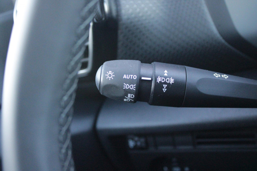 Citroën C4 C4 1.2 HYbrid 145PK MAX | HEAD UP DISPLAY | CAMERA VOOR + ACHTER | NAVIGATIE | DRAADLOZE TELEFOONLADER | FULL LED KOPLAMPEN | DRAADLOZE APPLE CARPLAY/ANDROID AUTO | 18" LICHTMETALEN VELGEN | ADAPTIVE CRUISE CONTROL | CLIMATE CONTROL | LEDEREN BEKLEDING | DAB+ RADIO | KEYLESS ENTRY/START |