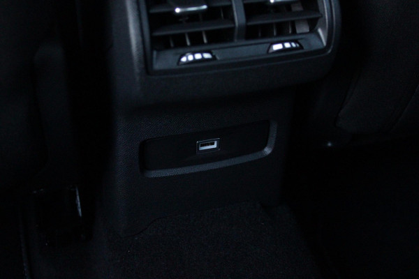 Citroën C4 C4 1.2 HYbrid 145PK MAX | HEAD UP DISPLAY | CAMERA VOOR + ACHTER | NAVIGATIE | DRAADLOZE TELEFOONLADER | FULL LED KOPLAMPEN | DRAADLOZE APPLE CARPLAY/ANDROID AUTO | 18" LICHTMETALEN VELGEN | ADAPTIVE CRUISE CONTROL | CLIMATE CONTROL | LEDEREN BEKLEDING | DAB+ RADIO | KEYLESS ENTRY/START |