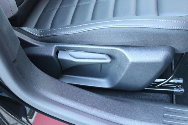 Citroën C4 C4 1.2 HYbrid 145PK MAX | HEAD UP DISPLAY | CAMERA VOOR + ACHTER | NAVIGATIE | DRAADLOZE TELEFOONLADER | FULL LED KOPLAMPEN | DRAADLOZE APPLE CARPLAY/ANDROID AUTO | 18" LICHTMETALEN VELGEN | ADAPTIVE CRUISE CONTROL | CLIMATE CONTROL | LEDEREN BEKLEDING | DAB+ RADIO | KEYLESS ENTRY/START |