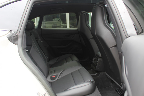 Porsche Taycan Performance 84 kWh / SoH 92% / Panoramadak / Camera / Luchtvering / 20'' / Leder / Stoelverwarming / DAB / ACC