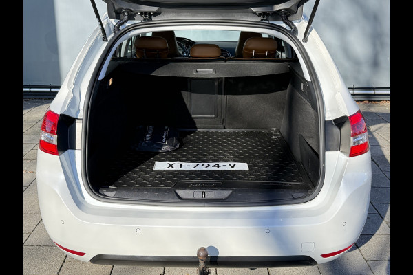 Peugeot 308 SW BWJ 2019 | 1.5HDI 131PK Executive | TREKHAAK | LEER | PANO DAK | PDC 2X | CLIMA | NAVI | CAMERA A |