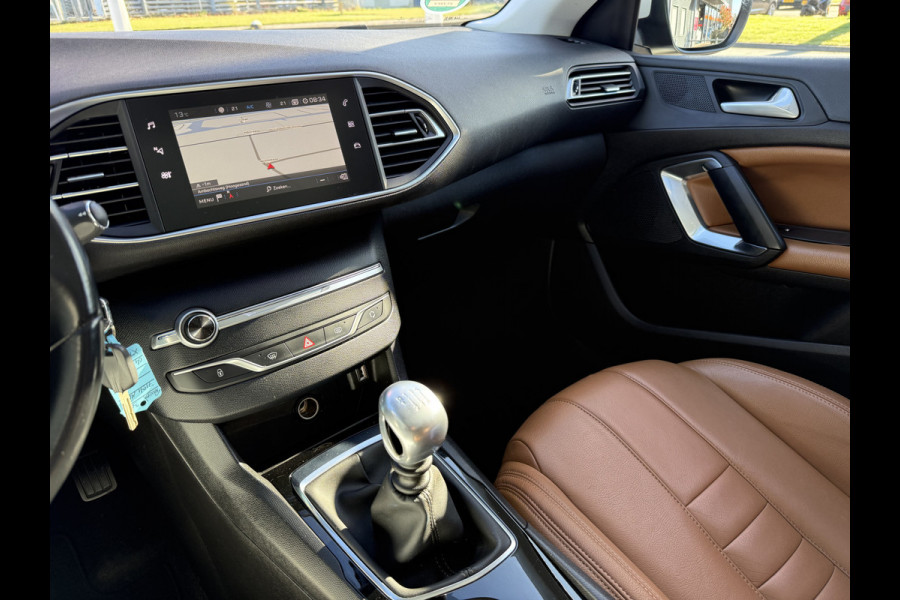 Peugeot 308 SW BWJ 2019 | 1.5HDI 131PK Executive | TREKHAAK | LEER | PANO DAK | PDC 2X | CLIMA | NAVI | CAMERA A |