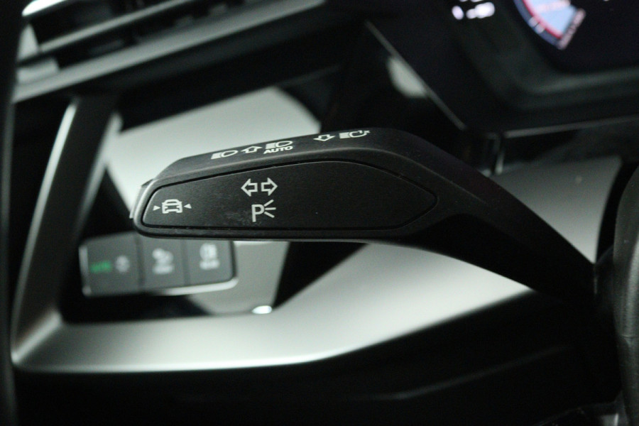Audi A3 Sportback 30 TFSI S edition (DIGITALE COCKPIT, STOELVERWARMING, CRUISE ADAPTIEF, NAVIGATIE, PARKEERSENSOREN)