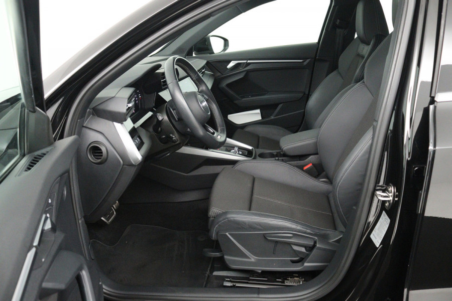 Audi A3 Sportback 30 TFSI S edition (DIGITALE COCKPIT, STOELVERWARMING, CRUISE ADAPTIEF, NAVIGATIE, PARKEERSENSOREN)
