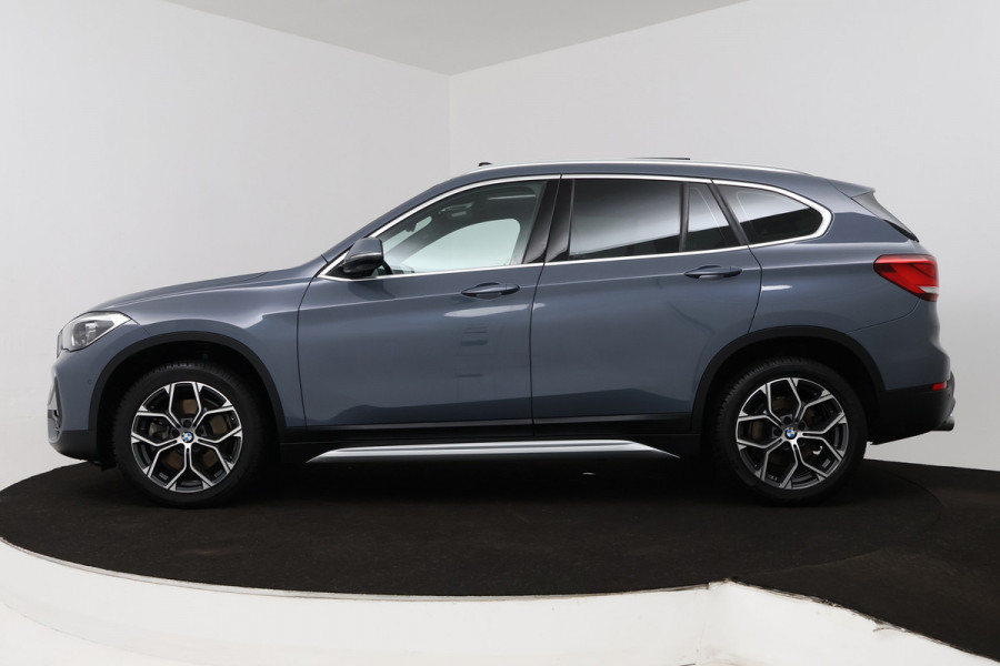 BMW X1 SDrive20i VDL Nedcar Edition (PANORAMADAK, TREKHAAK, SFEERVERLICHTING, CAMERA, STOELVERWARMING, DEALER ONDERHOUDEN)