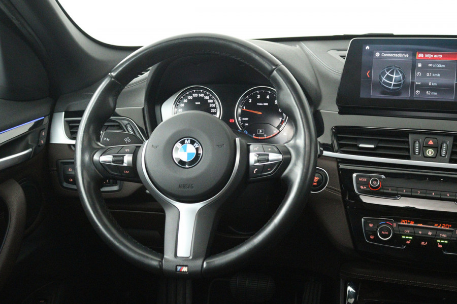 BMW X1 SDrive20i VDL Nedcar Edition (PANORAMADAK, TREKHAAK, SFEERVERLICHTING, CAMERA, STOELVERWARMING, DEALER ONDERHOUDEN)