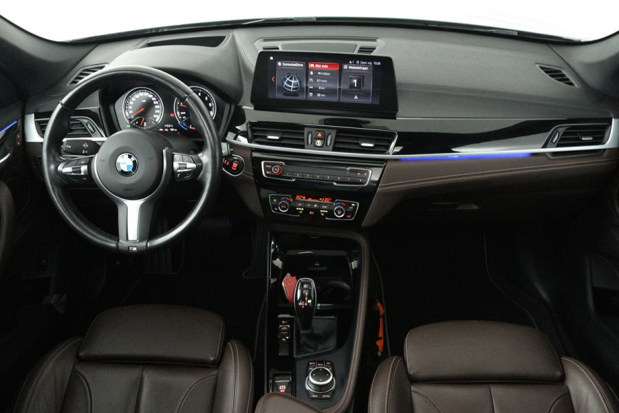 BMW X1 SDrive20i VDL Nedcar Edition (PANORAMADAK, TREKHAAK, SFEERVERLICHTING, CAMERA, STOELVERWARMING, DEALER ONDERHOUDEN)