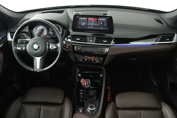 BMW X1 SDrive20i VDL Nedcar Edition (PANORAMADAK, TREKHAAK, SFEERVERLICHTING, CAMERA, STOELVERWARMING, DEALER ONDERHOUDEN)