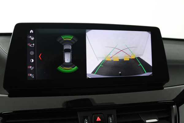 BMW X1 SDrive20i VDL Nedcar Edition (PANORAMADAK, TREKHAAK, SFEERVERLICHTING, CAMERA, STOELVERWARMING, DEALER ONDERHOUDEN)