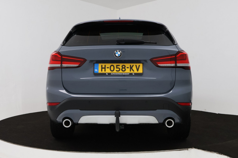 BMW X1 SDrive20i VDL Nedcar Edition (PANORAMADAK, TREKHAAK, SFEERVERLICHTING, CAMERA, STOELVERWARMING, DEALER ONDERHOUDEN)