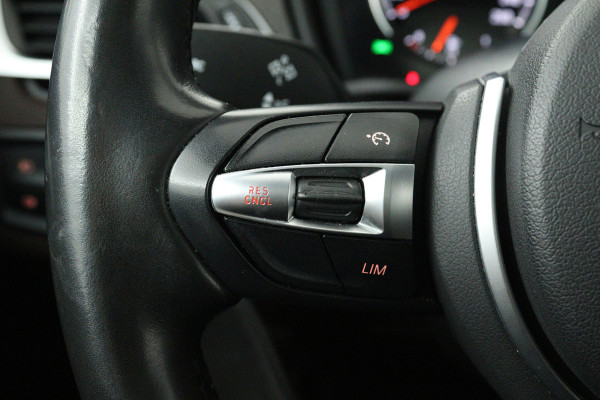 BMW X1 SDrive20i VDL Nedcar Edition (PANORAMADAK, TREKHAAK, SFEERVERLICHTING, CAMERA, STOELVERWARMING, DEALER ONDERHOUDEN)