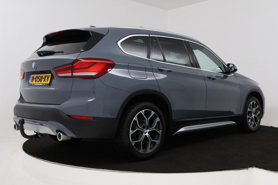 BMW X1 SDrive20i VDL Nedcar Edition (PANORAMADAK, TREKHAAK, SFEERVERLICHTING, CAMERA, STOELVERWARMING, DEALER ONDERHOUDEN)
