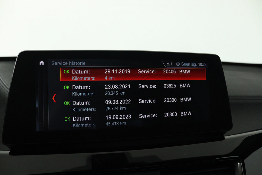 BMW X1 SDrive20i VDL Nedcar Edition (PANORAMADAK, TREKHAAK, SFEERVERLICHTING, CAMERA, STOELVERWARMING, DEALER ONDERHOUDEN)