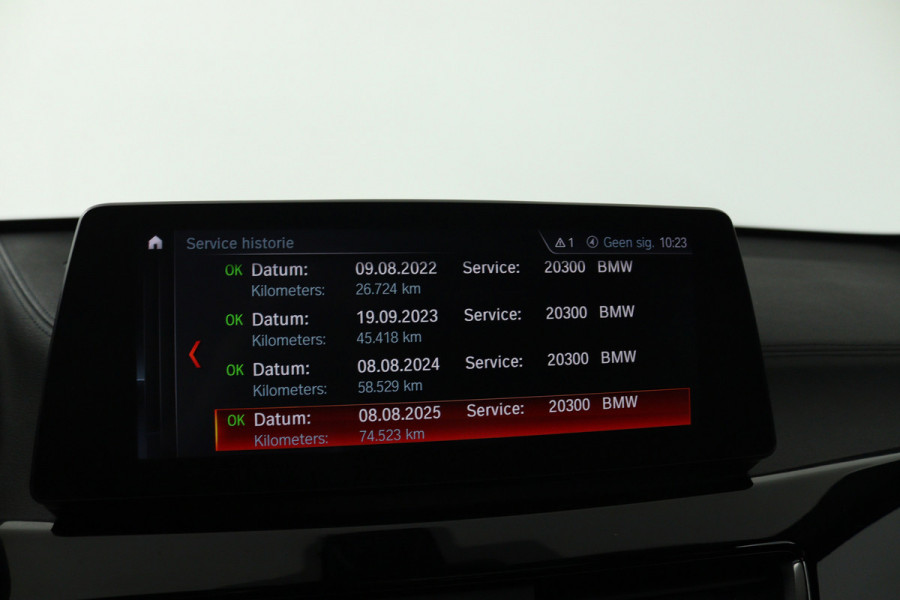 BMW X1 SDrive20i VDL Nedcar Edition (PANORAMADAK, TREKHAAK, SFEERVERLICHTING, CAMERA, STOELVERWARMING, DEALER ONDERHOUDEN)