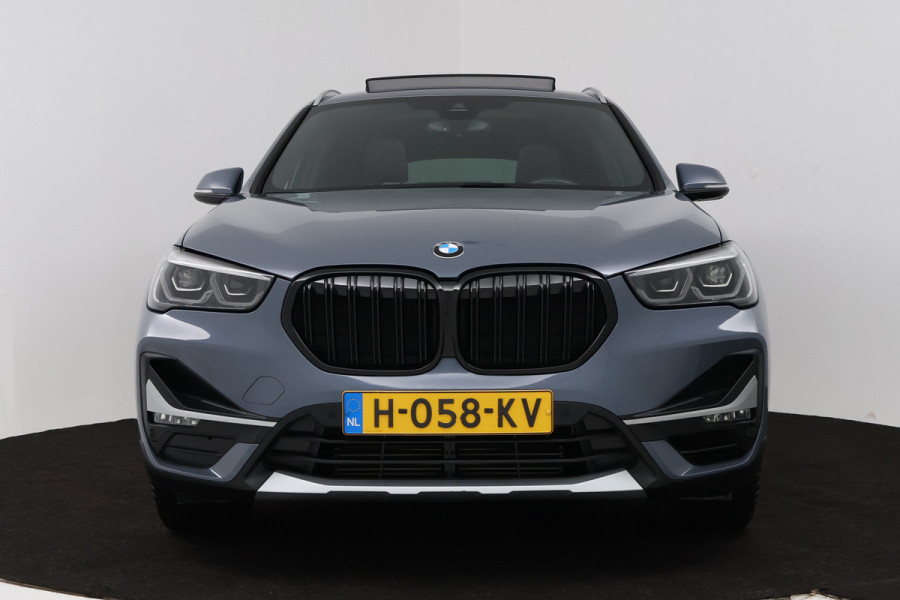 BMW X1 SDrive20i VDL Nedcar Edition (PANORAMADAK, TREKHAAK, SFEERVERLICHTING, CAMERA, STOELVERWARMING, DEALER ONDERHOUDEN)