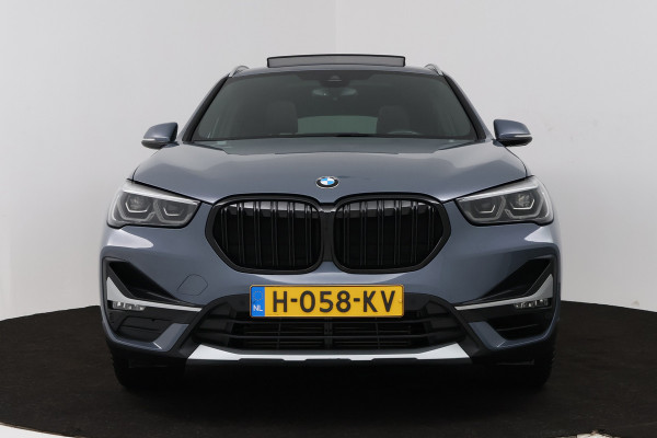 BMW X1 SDrive20i VDL Nedcar Edition (PANORAMADAK, TREKHAAK, SFEERVERLICHTING, CAMERA, STOELVERWARMING, DEALER ONDERHOUDEN)
