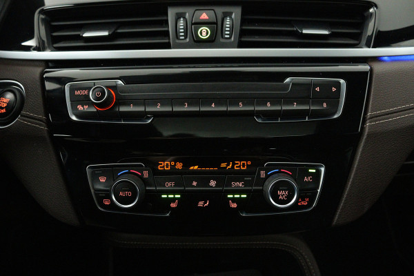 BMW X1 SDrive20i VDL Nedcar Edition (PANORAMADAK, TREKHAAK, SFEERVERLICHTING, CAMERA, STOELVERWARMING, DEALER ONDERHOUDEN)