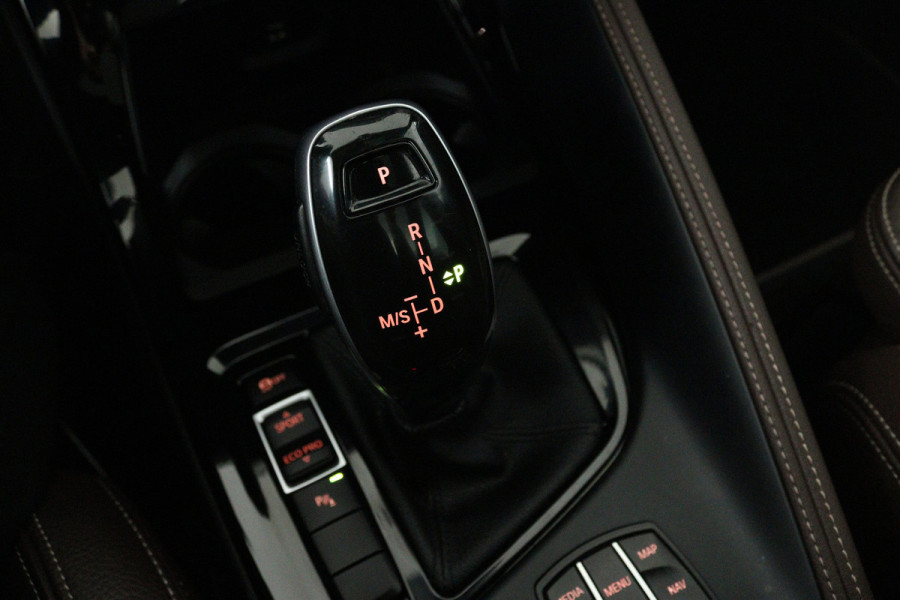 BMW X1 SDrive20i VDL Nedcar Edition (PANORAMADAK, TREKHAAK, SFEERVERLICHTING, CAMERA, STOELVERWARMING, DEALER ONDERHOUDEN)