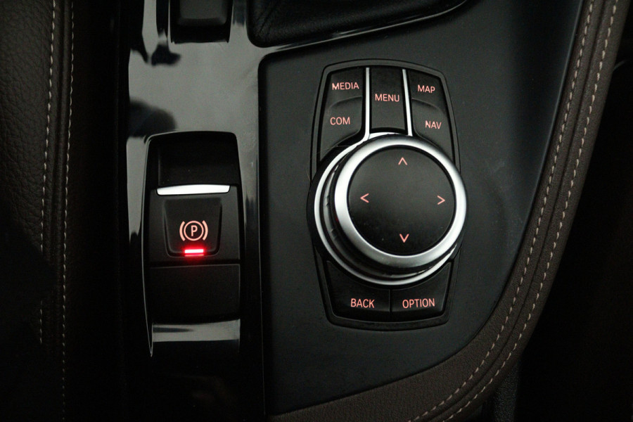 BMW X1 SDrive20i VDL Nedcar Edition (PANORAMADAK, TREKHAAK, SFEERVERLICHTING, CAMERA, STOELVERWARMING, DEALER ONDERHOUDEN)