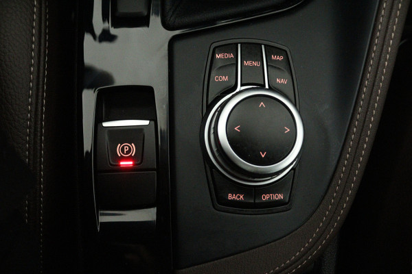 BMW X1 SDrive20i VDL Nedcar Edition (PANORAMADAK, TREKHAAK, SFEERVERLICHTING, CAMERA, STOELVERWARMING, DEALER ONDERHOUDEN)
