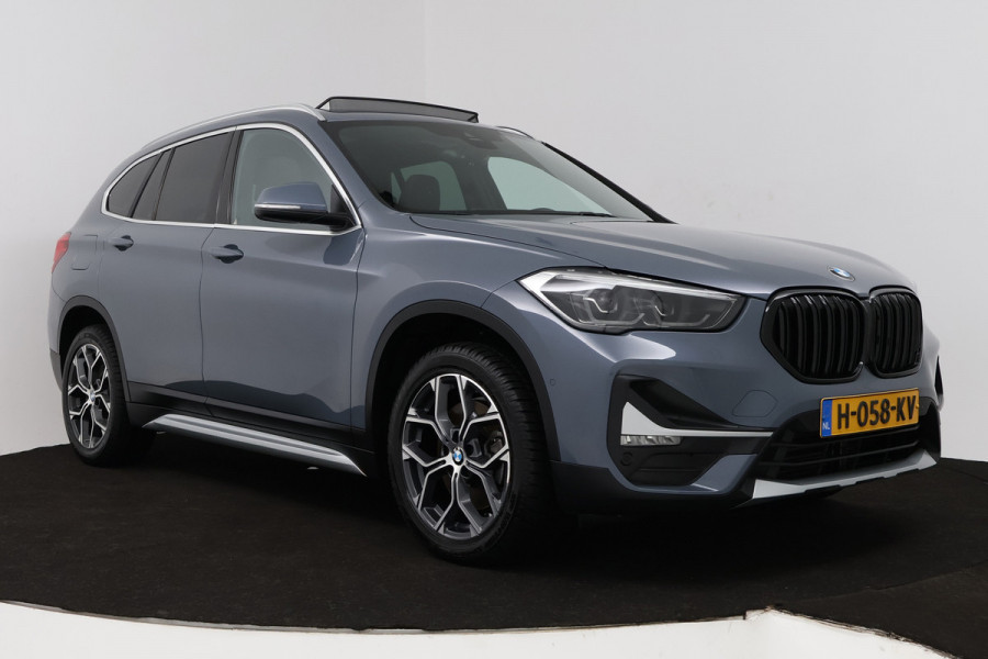 BMW X1 SDrive20i VDL Nedcar Edition (PANORAMADAK, TREKHAAK, SFEERVERLICHTING, CAMERA, STOELVERWARMING, DEALER ONDERHOUDEN)