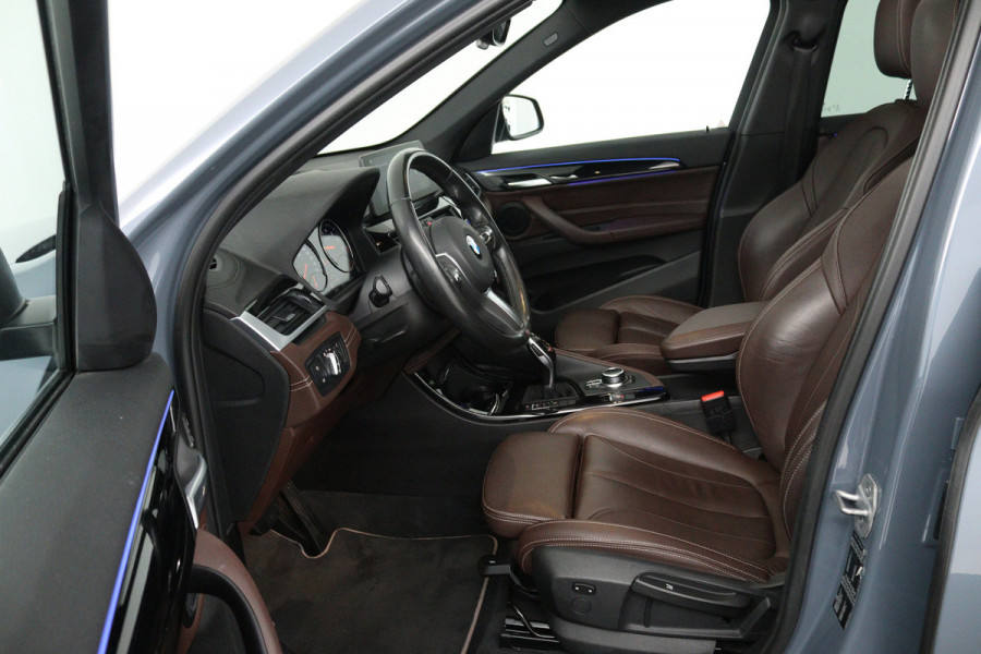BMW X1 SDrive20i VDL Nedcar Edition (PANORAMADAK, TREKHAAK, SFEERVERLICHTING, CAMERA, STOELVERWARMING, DEALER ONDERHOUDEN)