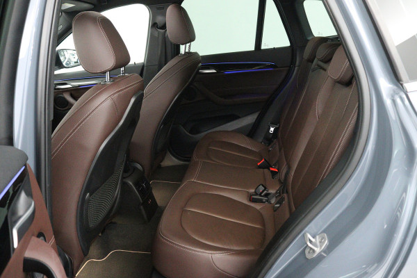 BMW X1 SDrive20i VDL Nedcar Edition (PANORAMADAK, TREKHAAK, SFEERVERLICHTING, CAMERA, STOELVERWARMING, DEALER ONDERHOUDEN)