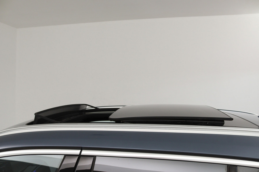 BMW X1 SDrive20i VDL Nedcar Edition (PANORAMADAK, TREKHAAK, SFEERVERLICHTING, CAMERA, STOELVERWARMING, DEALER ONDERHOUDEN)