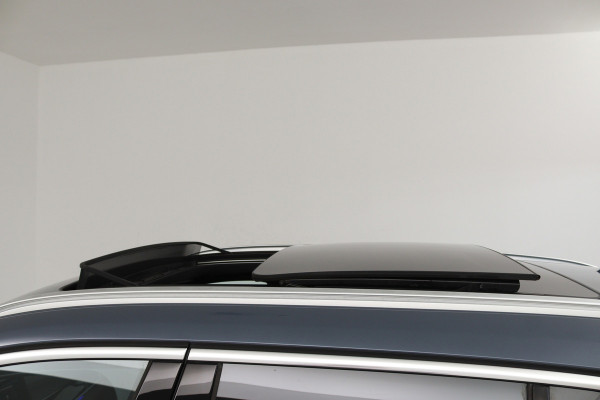 BMW X1 SDrive20i VDL Nedcar Edition (PANORAMADAK, TREKHAAK, SFEERVERLICHTING, CAMERA, STOELVERWARMING, DEALER ONDERHOUDEN)