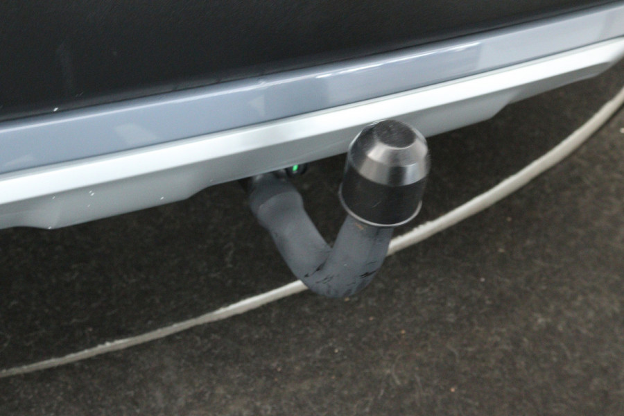 BMW X1 SDrive20i VDL Nedcar Edition (PANORAMADAK, TREKHAAK, SFEERVERLICHTING, CAMERA, STOELVERWARMING, DEALER ONDERHOUDEN)