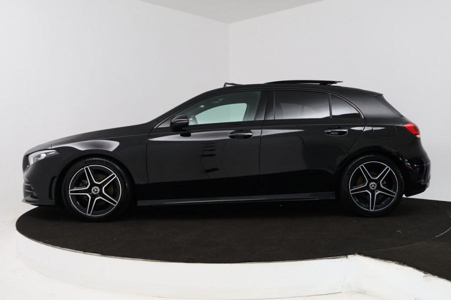 Mercedes-Benz A-Klasse 180 Business Solution AMG (PANORAMADAK, TREKHAAK AFNEEMBAAR, STOELVERWARMING, SFEERVERLICHTING, CAMERA)