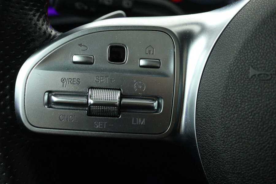 Mercedes-Benz A-Klasse 180 Business Solution AMG (PANORAMADAK, TREKHAAK AFNEEMBAAR, STOELVERWARMING, SFEERVERLICHTING, CAMERA)