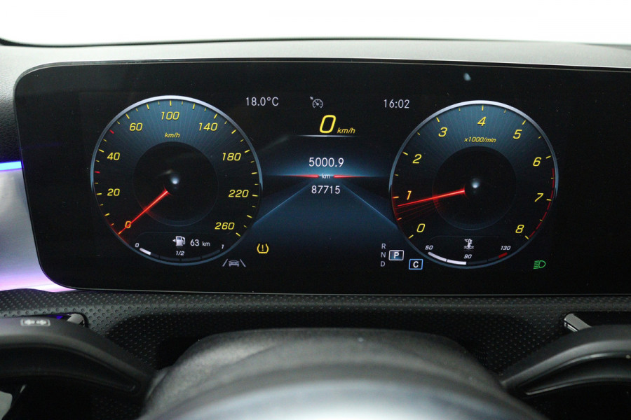 Mercedes-Benz A-Klasse 180 Business Solution AMG (PANORAMADAK, TREKHAAK AFNEEMBAAR, STOELVERWARMING, SFEERVERLICHTING, CAMERA)