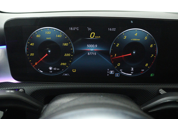 Mercedes-Benz A-Klasse 180 Business Solution AMG (PANORAMADAK, TREKHAAK AFNEEMBAAR, STOELVERWARMING, SFEERVERLICHTING, CAMERA)
