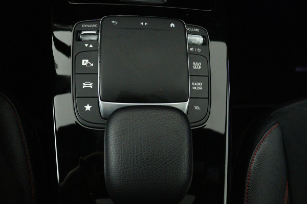 Mercedes-Benz A-Klasse 180 Business Solution AMG (PANORAMADAK, TREKHAAK AFNEEMBAAR, STOELVERWARMING, SFEERVERLICHTING, CAMERA)