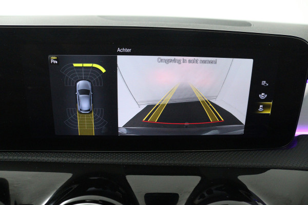Mercedes-Benz A-Klasse 180 Business Solution AMG (PANORAMADAK, TREKHAAK AFNEEMBAAR, STOELVERWARMING, SFEERVERLICHTING, CAMERA)