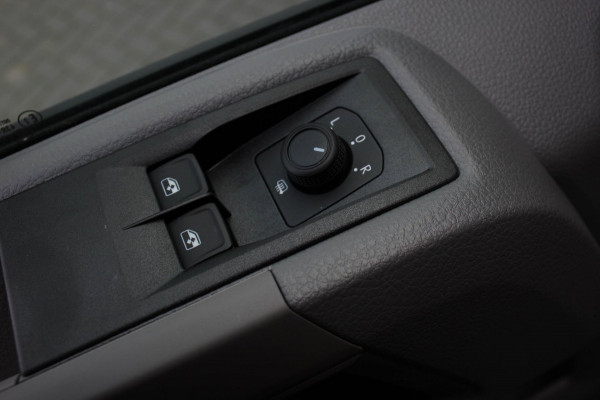 Volkswagen Crafter 2.0 TDI L3H3 Highline LED / XENON / APPLE CARPLAY / NAVIGATIE / DSG / FULL BLACK / 140PK / AUTOMAAT / 3-ZITS