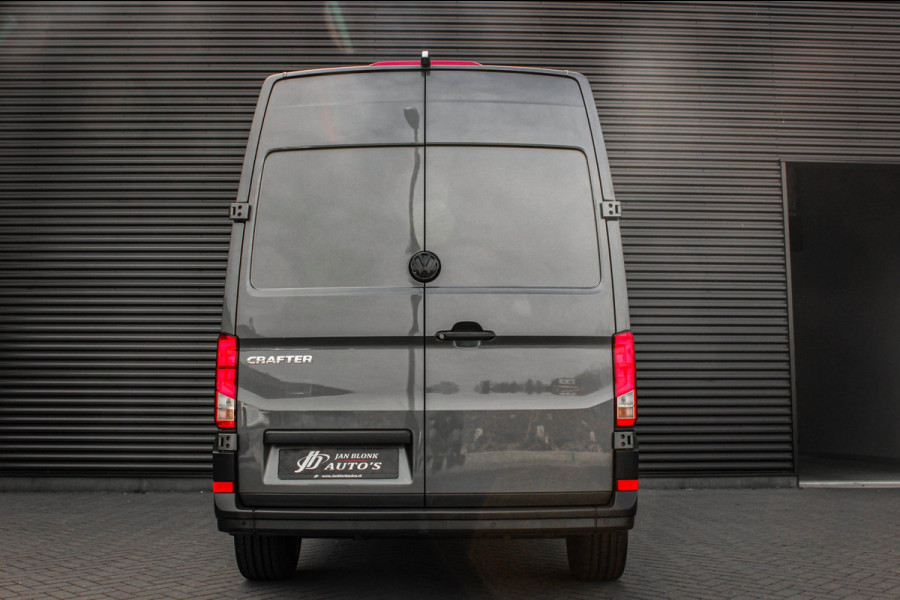 Volkswagen Crafter 2.0 TDI L3H3 Highline LED / XENON / APPLE CARPLAY / NAVIGATIE / DSG / FULL BLACK / 140PK / AUTOMAAT / 3-ZITS