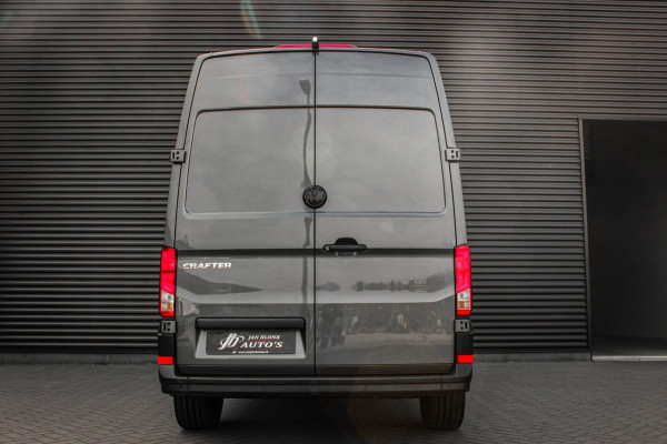 Volkswagen Crafter 2.0 TDI L3H3 Highline LED / XENON / APPLE CARPLAY / NAVIGATIE / DSG / FULL BLACK / 140PK / AUTOMAAT / 3-ZITS