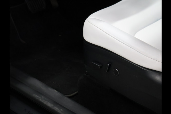 Tesla Model Y RWD 58 kWh [AUTOPILOT, TREKHAAK AFNEEMBAAR, PANORAMADAK, STUURVERWARMING, STOELVERWARMING, CAMERA, ELEKTRISCHE ACHTERKLEP, PDC V+A, VOL LEDER, CRUISE CONTROL, NIEUWSTAAT]
