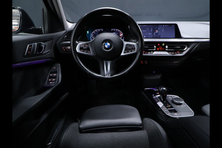 BMW 1-serie 118i M Sport [SFEERVERLICHTING, APPLE CARPLAY, ANDROID AUTO, STOELVERWARMING, M SPORTSTUUR, CRUISE CONTROL, NIEUWSTAAT]